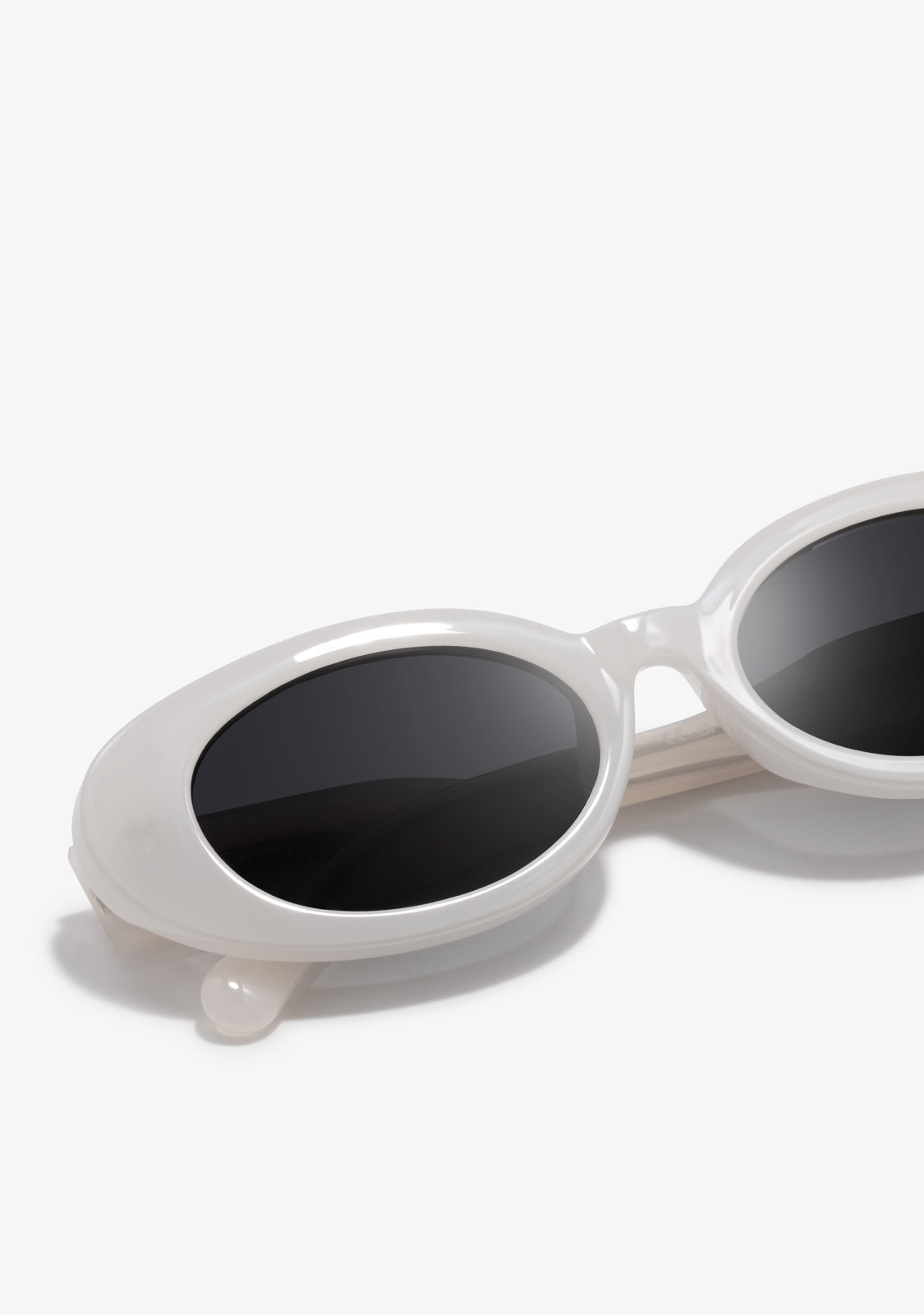 Capri Off-White / Black